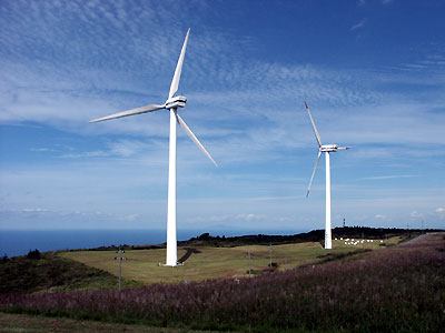 風力発電と鱗雲